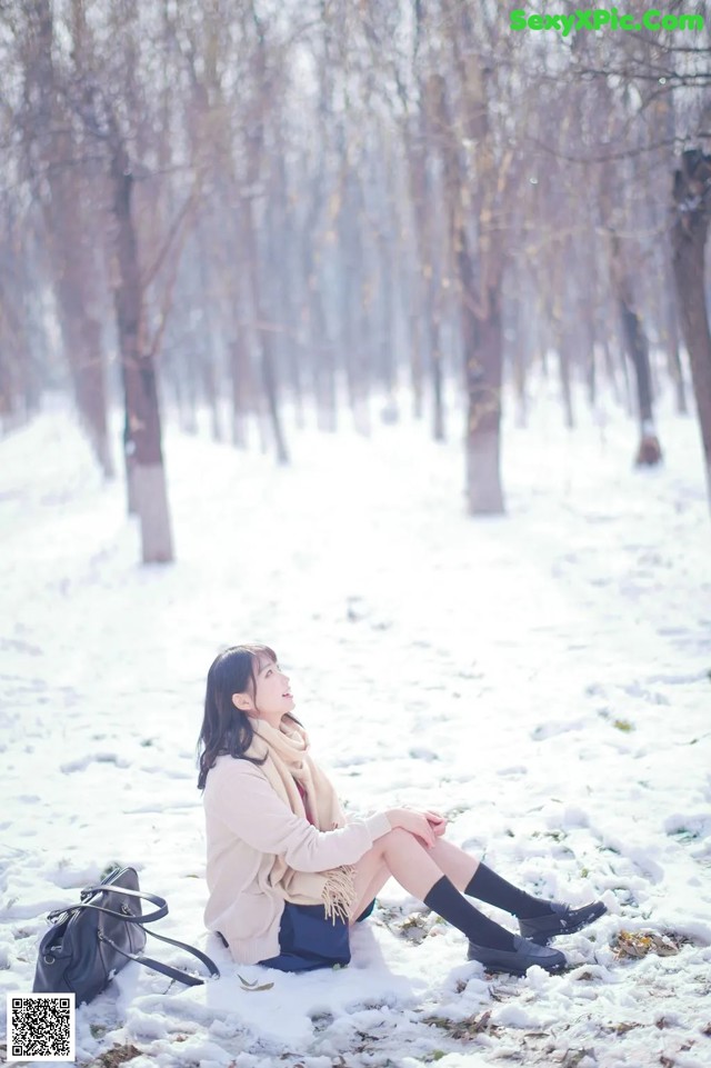 Coser@周叽是可爱兔兔 Vol.028: 雪景JK (15 photos) No.b18348